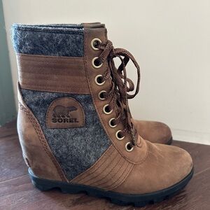 Sorel Hidden wedge boots